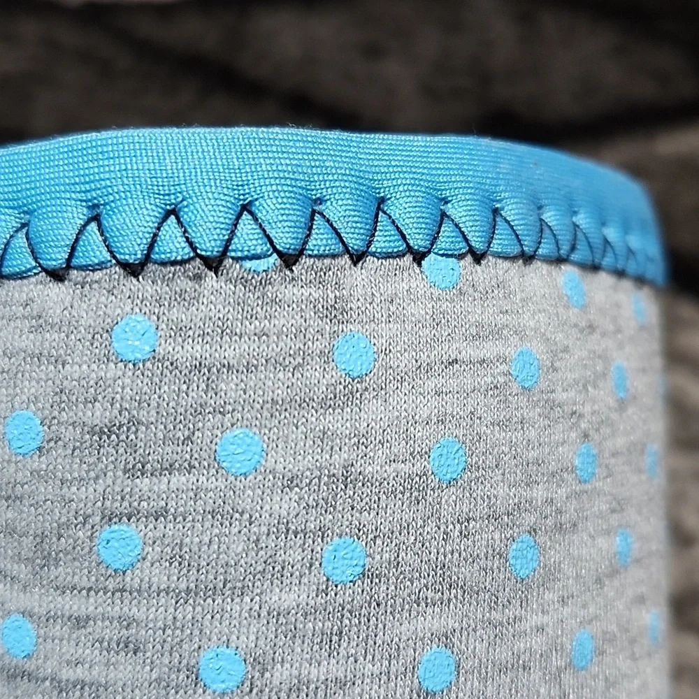 SAUNDERS REUSABLE SMALL COFFEE CUP/DRINK COZY SLEEVE GRAY & BLUE POLKA-DOT